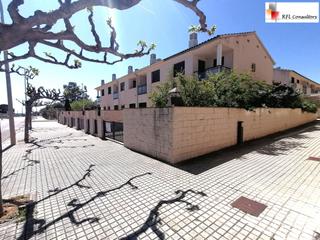 Maison jumelée à Torreblanca. Bonito adosado esquinero con gran jardín