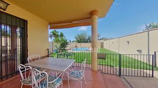Reihenhaus in Mairena del Alcor. Adosado en venta en urbanizaciones, 4 dormitorios.