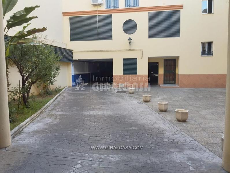 Foto efafbbc8-0424-4d84-bf77-70e9f460671a. Aparcament cotxe a madueño de los aires 2 a Centro Alcalá de Guadaira