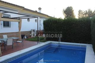 Chalet à Carmona. Chalet en venta en urbanizaciones  la cierva, 6 dormitorios.