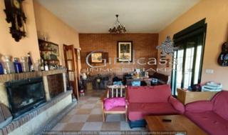 Chalet à Carmona. Chalet en venta en urbanizaciones, 3 dormitorios.