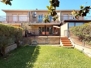 Semi detached house  Carrer belgrad. Cerca de la playa