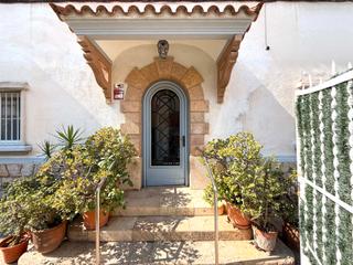 Maison  Carrer d'antoni agustín. ¡un piso dentro de una casa, con jardín!