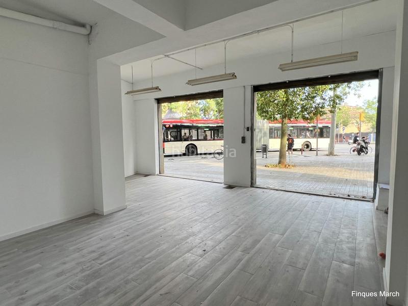 Foto 1adabbbf-8036-4714-8f30-d7e21a737a85. Alquiler local comercial local esquinero en felipe ii en Barcelona