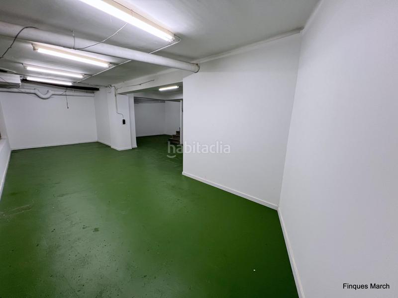Foto 4ed0b7bd-5afa-4046-b965-b65f585eb97a. Alquiler local comercial local esquinero en felipe ii en Barcelona