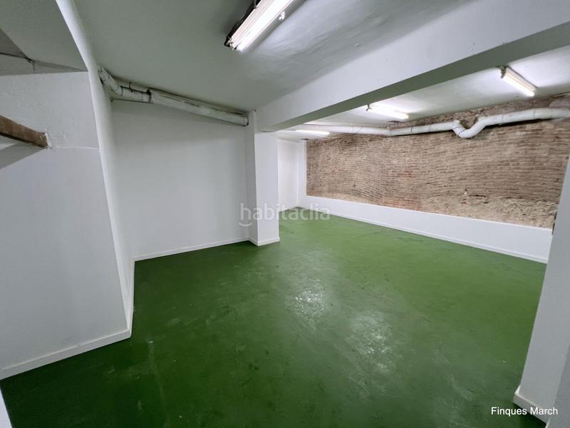 Foto 6cde42c7-6487-4cb9-912d-39a03d9a75d9. Alquiler local comercial local esquinero en felipe ii en Barcelona