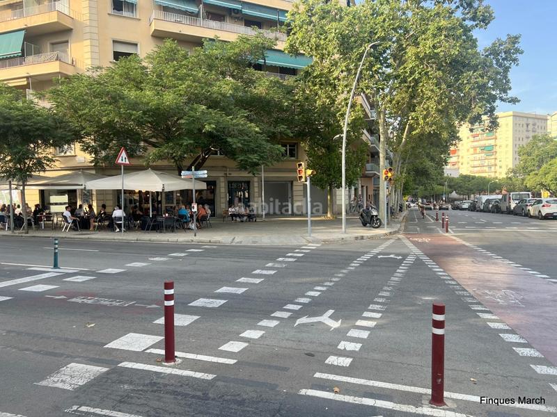 Foto 72a55256-b196-4976-972a-bf9b908564de. Alquiler local comercial local esquinero en felipe ii en Barcelona