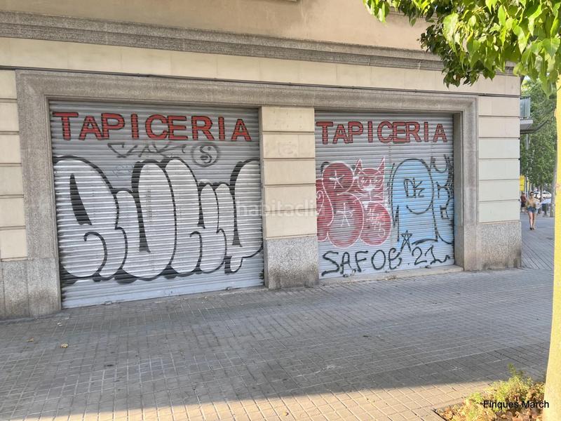 Foto d2ed4a4d-ce48-471a-9ef0-388c5d780f9e. Alquiler local comercial local esquinero en felipe ii en Barcelona