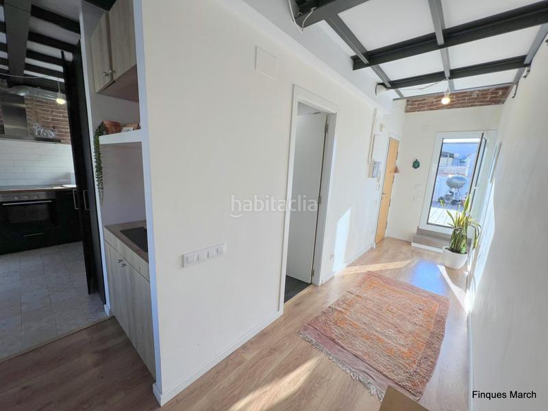 Foto f1d82d71-ee01-478a-8d96-6cce136d6040. Alquiler ático sobre ático reformado y amueblado en Barcelona