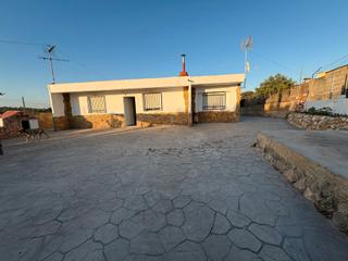 Chalet in Cheste. Chalet rustico de compra con piscina en cheste