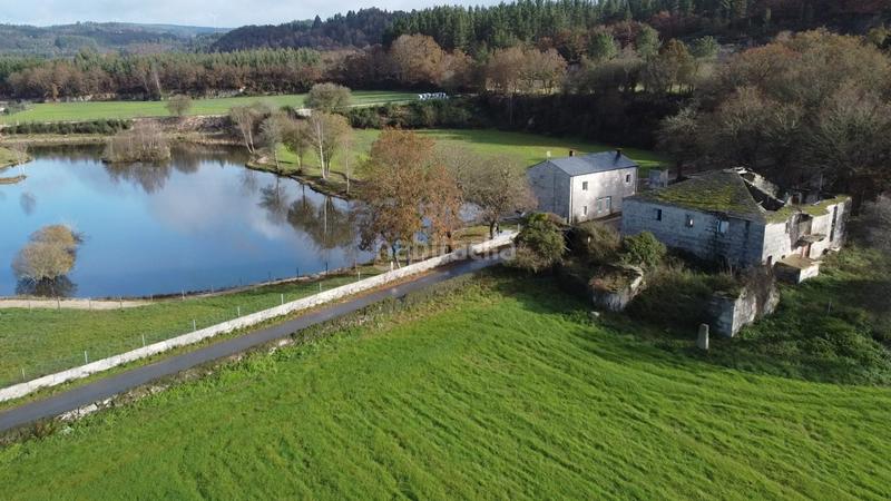 Foto a0911d68-654f-4d8e-91d0-7a73e3f8fdf7. Masia amb xemeneia calefacció aparcament a Parroquias del Este Lugo