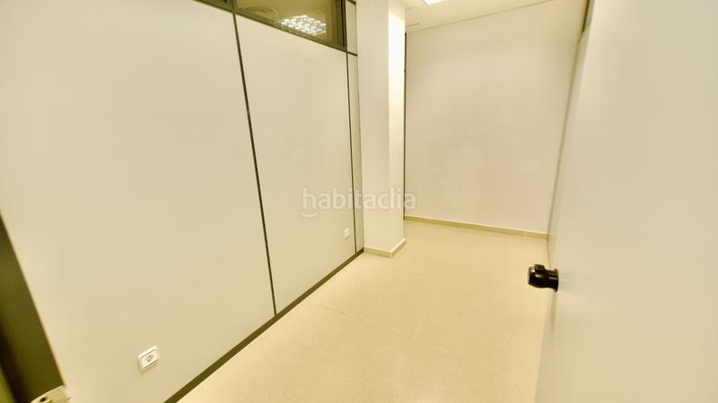 Foto 019cca2d-0903-4f2a-bd9a-876e25ae0156. Alquiler local comercial centro medico - zona sant pere en Terrassa