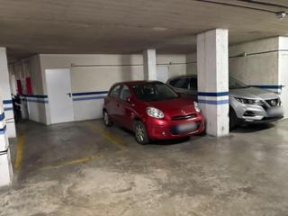 Aparcament cotxe a Pintor racionero castro 10. Plaza de aparcamiento en santa rosa