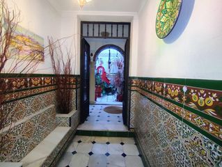 Casa in Calle pedro muñoz 4. Estupenda casa, junto a la corredera con garaje,  con muchas pos