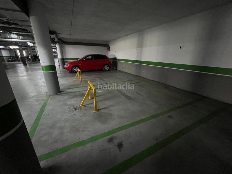 Foto 2863bc98-78e8-4905-93b7-cc355f8a5cf3. Parking coche en calle escritora emily santa cruz 1 oportunidad! amplia plaza de garaje en parque azahara, en Córdoba