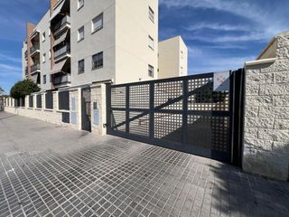 Autoparkplatz in Calle escritora emily santa cruz 1. Oportunidad! amplia plaza de garaje en parque azahara, córdoba
