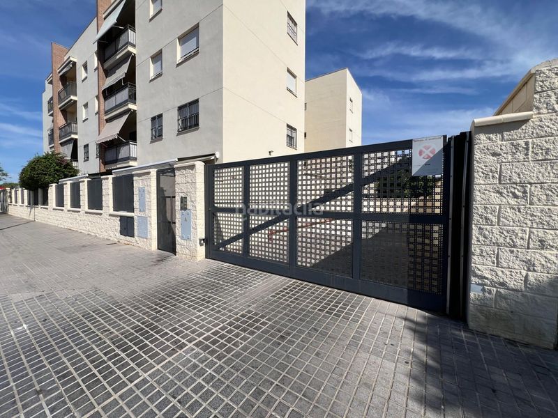Foto c2d81fd1-241b-4153-8b15-59a61117968e. Parking coche en calle escritora emily santa cruz 1 oportunidad! amplia plaza de garaje en parque azahara, en Córdoba
