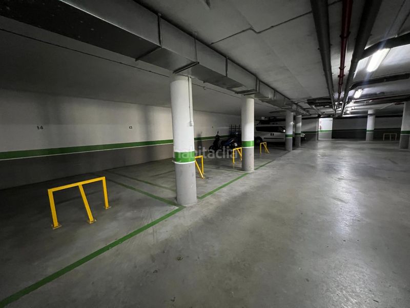 Foto caaaf6a3-83f9-4425-b3f0-744b85afb19b. Parking coche en calle escritora emily santa cruz 1 oportunidad! amplia plaza de garaje en parque azahara, en Córdoba