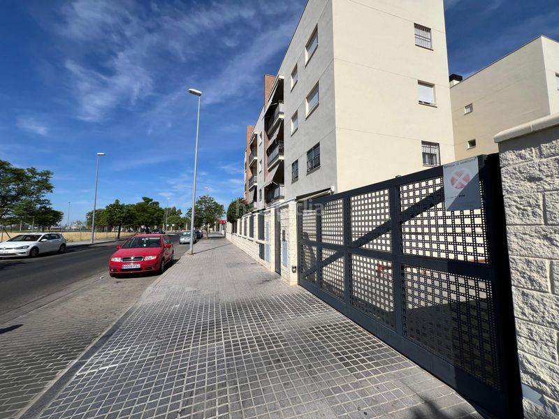 Foto d3dced55-64fd-4067-84e1-dbbfc5afcc00. Parking coche en calle escritora emily santa cruz 1 oportunidad! amplia plaza de garaje en parque azahara, en Córdoba