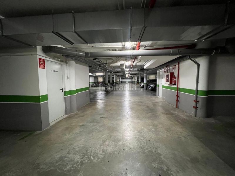 Foto f9a5d98b-5ccb-4ac0-88d2-4f6247a9c562. Parking coche en calle escritora emily santa cruz 1 oportunidad! amplia plaza de garaje en parque azahara, en Córdoba