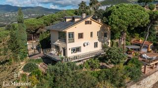 Chalet à Masia el juncarol 23. Un refugio mediterráneo con carácter y privacidad en sant pol de