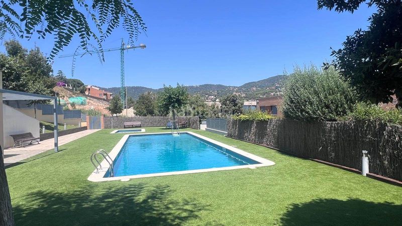 Foto 6743975f-a41f-42d9-a432-33002dfe0136. Casa aparellada amb calefacció aparcament piscina a Cabrils