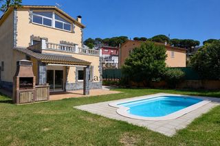 Maison  Carrer de les agudes. Casa con piscina y terreno llano  en dosrius