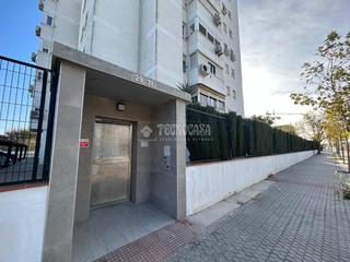 Pis en Barriada de Pineda. Piso en venta en sevilla