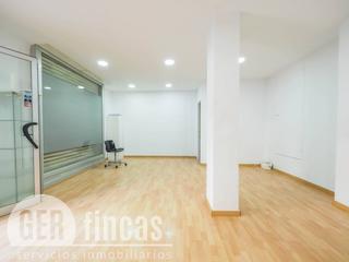 Locale commerciale  Albinyana. Con escaparate de cristal a pie de calle y se vende con inquilin