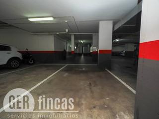 Miete Autoparkplatz in Nacions unides 11. Plaza de parking para coche grande y trastero.