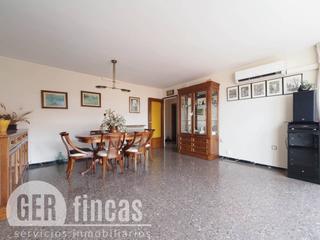 Flat  Watt. Piso de 4 habitaciones  con balcón y plaza de parking