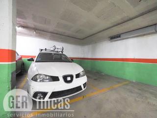 Aparcament cotxe  Salvador busquets. Para coche mediano