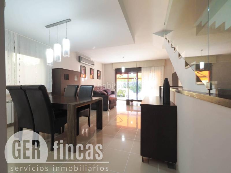 Foto 20c8bd5c-3889-4cc8-ad91-b77a372f7f9f. Casa con piscina propia, patio, terraza, y garaje en Terrassa