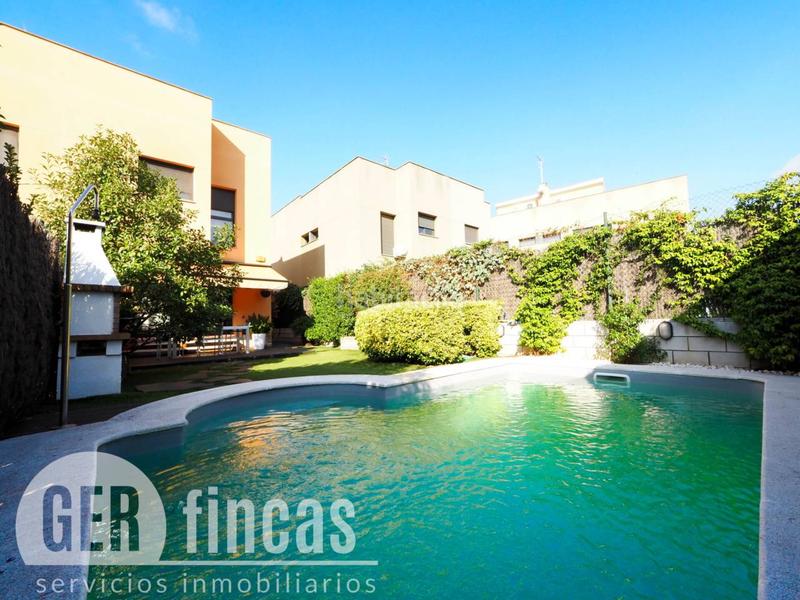 Foto 6c8414b9-e870-4cc5-a7a1-6f98852cfa1f. Casa con piscina propia, patio, terraza, y garaje en Terrassa