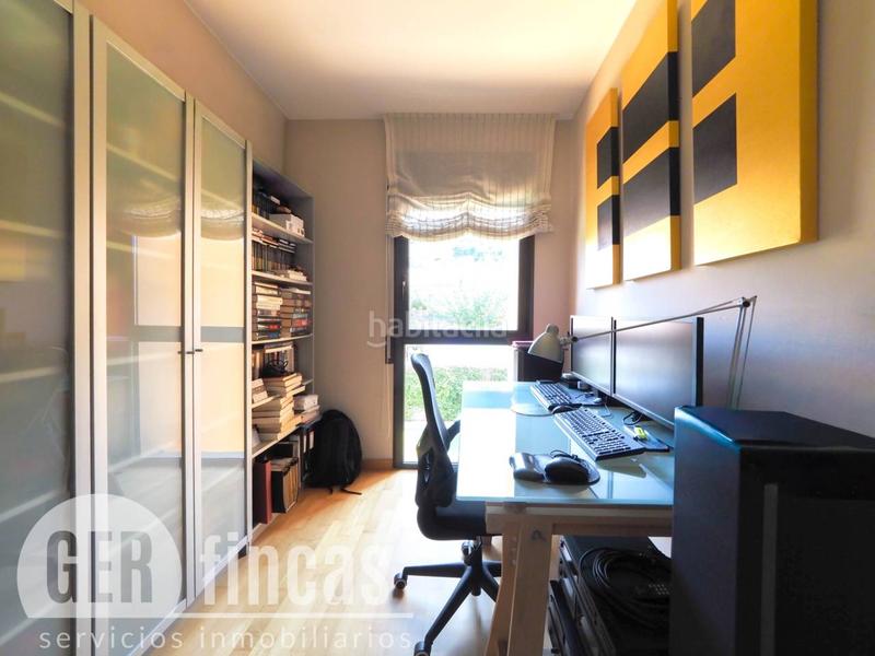 Foto 9f51111e-c68b-443c-91a7-d7a0f6ec0792. Casa con piscina propia, patio, terraza, y garaje en Terrassa