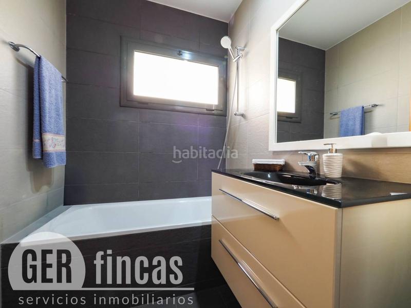 Foto b1be7662-692c-44c7-8daf-819364e90124. Casa con piscina propia, patio, terraza, y garaje en Terrassa