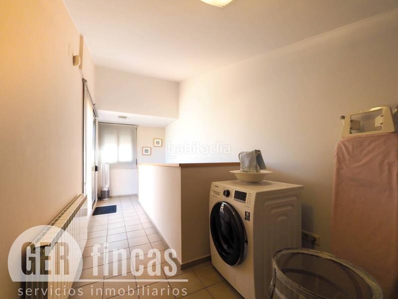 Foto b6aabe46-60e6-464f-b6f0-c722bdbce56b. Casa con piscina propia, patio, terraza, y garaje en Terrassa