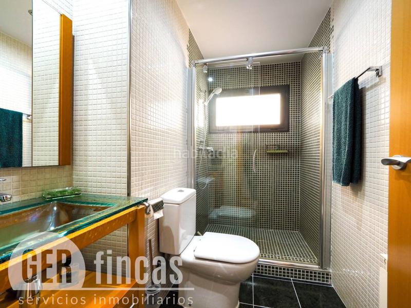 Foto c44556af-fb6d-41e1-9b4c-3645da81d0a7. Casa con piscina propia, patio, terraza, y garaje en Terrassa