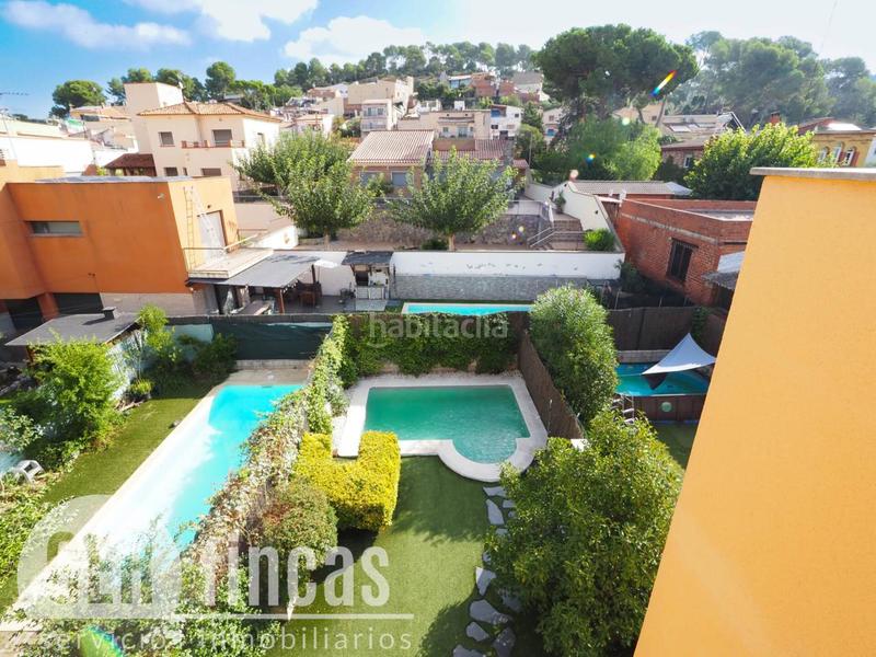 Foto e24cd23d-2ad5-4c31-98e5-1d60a8684fe2. Casa con piscina propia, patio, terraza, y garaje en Terrassa
