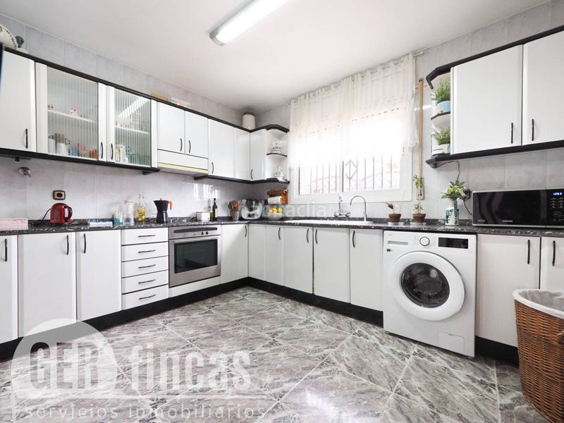 Foto 0bf1355e-6e68-4e7c-bb58-43725c25a7b6. Casa amb calefacció aparcament piscina a Can Parellada Terrassa