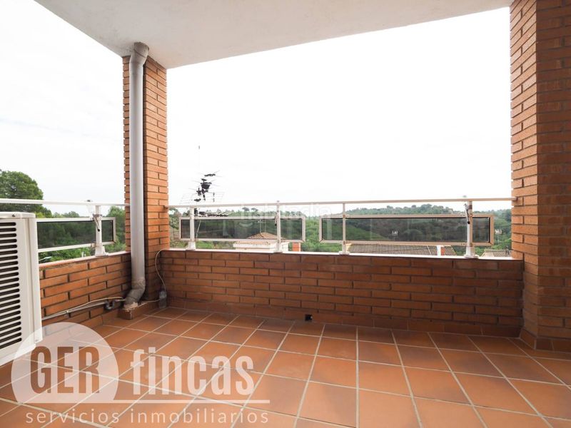 Foto 16bd9e10-218f-4f19-b0d9-e0d9871fd2ec. Casa amb calefacció aparcament piscina a Can Parellada Terrassa