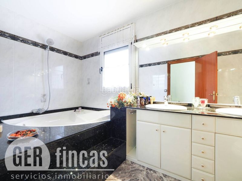 Foto 4331e738-295a-499a-bc34-ec6d5c4a3816. Casa amb calefacció aparcament piscina a Can Parellada Terrassa