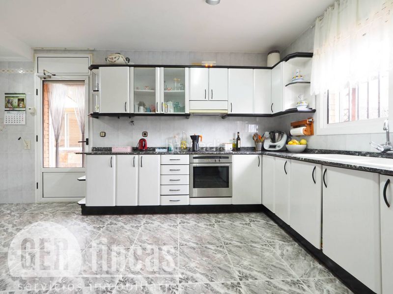 Foto a3d78d52-6718-4f7d-97b0-a2f636c87b6a. Casa amb calefacció aparcament piscina a Can Parellada Terrassa