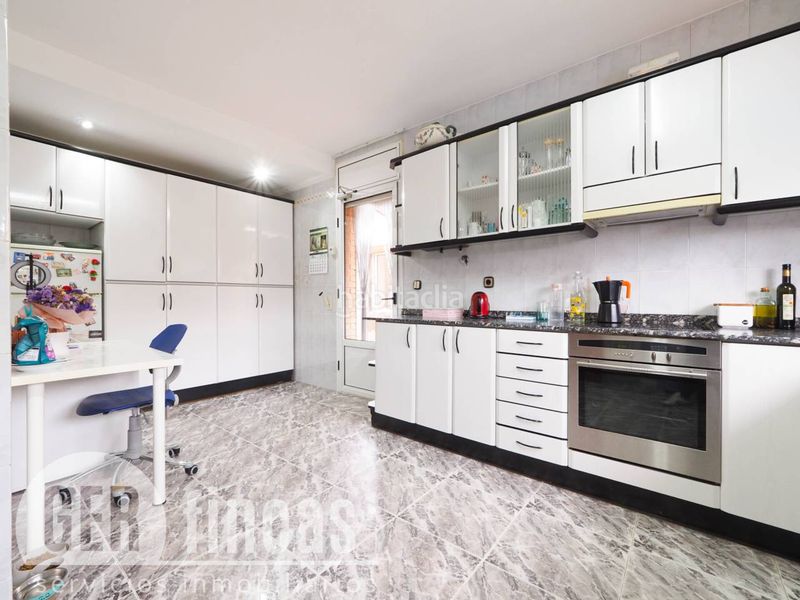 Foto f0ed11ef-50f9-49f7-ad66-c6f5abf114c8. Casa amb calefacció aparcament piscina a Can Parellada Terrassa