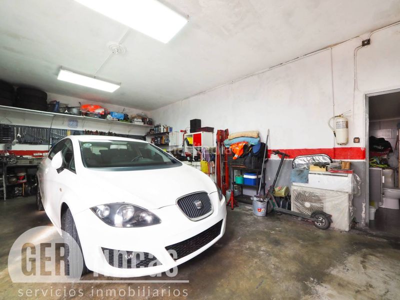 Foto f32e5349-40be-4114-94b6-a44d046a21a1. Casa amb calefacció aparcament piscina a Can Parellada Terrassa