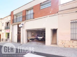 House  Calle gas�metro. Casa con vivienda y nave industrial