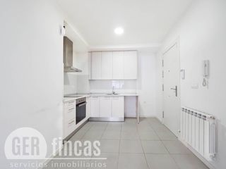 Etagenwohnung  Calle segòvia. Una habitación con parking incluido