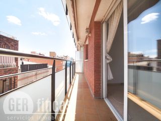 Etagenwohnung  Calle llibertat. Esquinero todo exterior con balc�n
