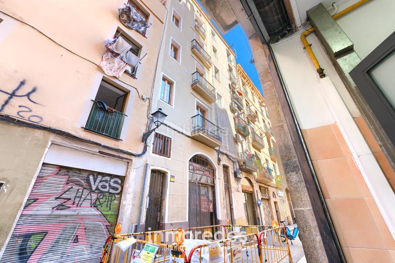 Foto f01d6ccc-2eba-426e-9362-346d14a219e6. Pis a Raval Barcelona