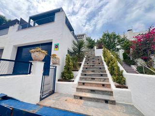 Casa aparellada  Carrer turquia. Pareada para empezar a disfrutarla ya !!
